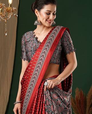 red bandhani ethnic printed crepe saree 4