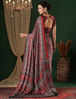 maroon ethnic motifs crepe saree 3
