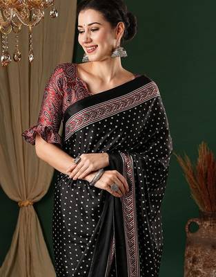 black bandhani crepe saree 4