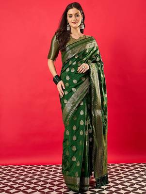Green floral woven design zari banarasi saree 2