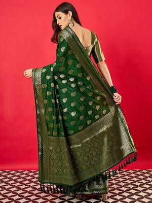 Green floral woven design zari banarasi saree 4