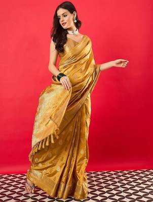 Cream woven design zari banarasi saree 3
