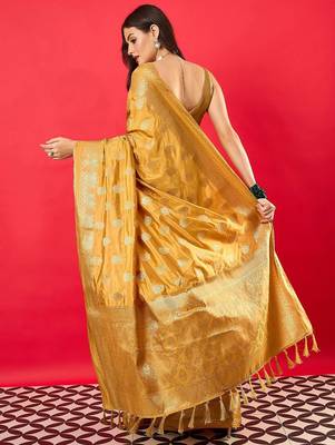 Cream woven design zari banarasi saree 4