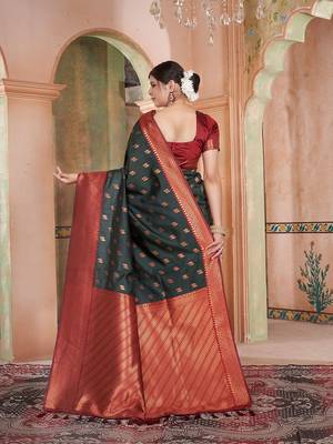 Green ethnic motifs zari silk blend kanjeevaram saree 3