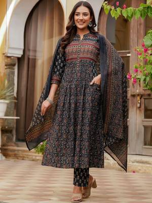 women ethnic motifs printed panelled  cotton kurta with trousers & with dupatta 1