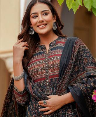women ethnic motifs printed panelled  cotton kurta with trousers & with dupatta 4