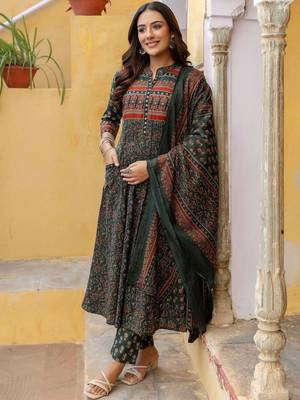 women ethnic motifs printed panelled mirror work  cotton kurta with trousers & with dupatta 4