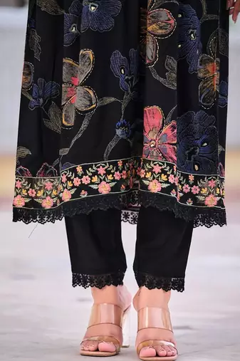 women floral printed regular thread work kurta with trousers & with dupatta