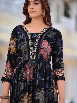 women floral printed regular thread work kurta with trousers & with dupatta 3