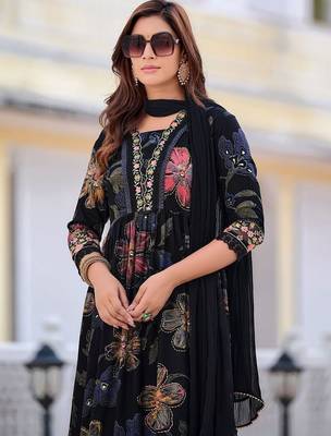 women floral printed regular thread work kurta with trousers & with dupatta 6