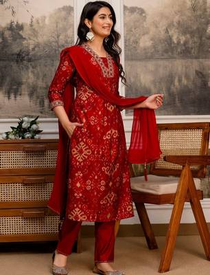 women ethnic motifs printed regular thread work kurta with trousers & with dupatta 5