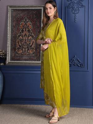 women floral printed kurta with palazzos & dupatta 4