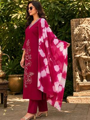women floral embroidered regular thread work kurta with trousers & with dupatta 2