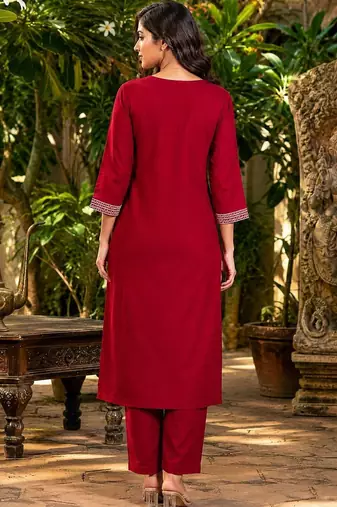 women floral embroidered regular thread work kurta with trousers & with dupatta