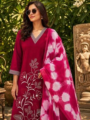 women floral embroidered regular thread work kurta with trousers & with dupatta 4