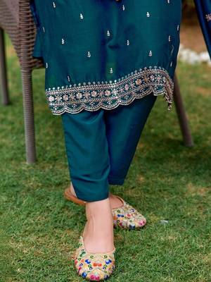 women ethnic motifs embroidered regular thread work kurta with patiala & with dupatta 4