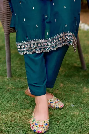 women ethnic motifs embroidered regular thread work kurta with patiala & with dupatta