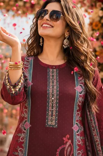 women floral printed regular kurta with trousers & with dupatta