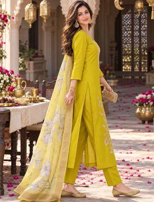 women ethnic motifs embroidered regular thread work kurta with trousers & with dupatta 3