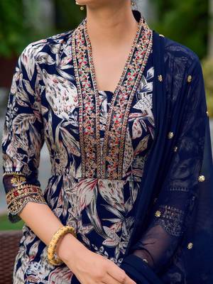women floral printed a-line kurta with trousers & dupatta 2
