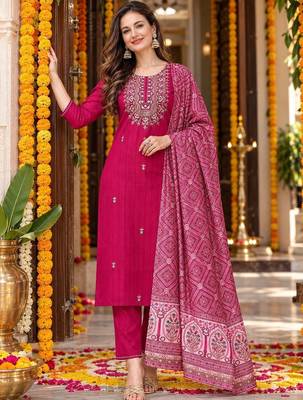 women ethnic motifs embroidered kurta with trousers & with dupatta 1