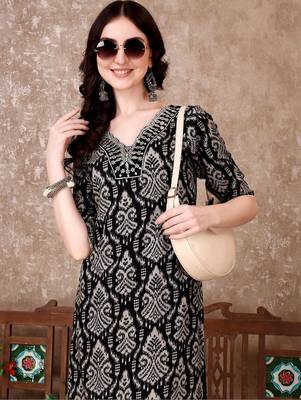 women ethnic motifs printed regular thread work kurta with trousers 3
