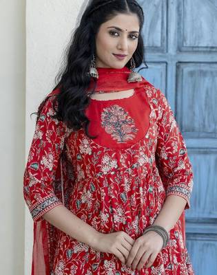 women floral printed tiered  cotton kurta with palazzos & with dupatta 7