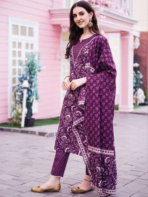 women floral printed regular  cotton kurta with trousers & with dupatta 5