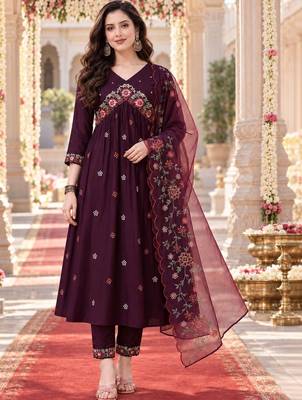 women floral embroidered empire thread work kurta with trousers & with dupatta 1