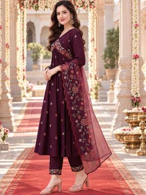 women floral embroidered empire thread work kurta with trousers & with dupatta 3