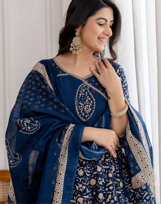 women ethnic motifs printed angrakha  cotton kurta with trousers & with dupatta 7