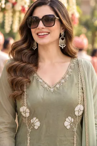 women floral embroidered regular beads and stones kurta with palazzos & with dupatta