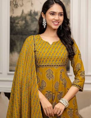 women ethnic motifs printed  cotton kurta with trousers & with dupatta 3