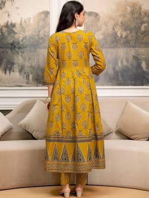women ethnic motifs printed  cotton kurta with trousers & with dupatta 4