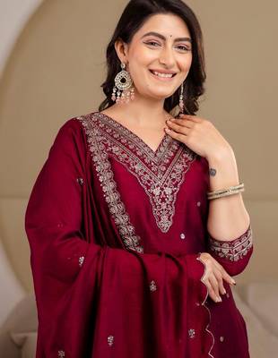 women ethnic motifs embroidered regular thread work kurta with trousers & with dupatta 2