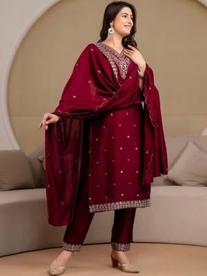 women ethnic motifs embroidered regular thread work kurta with trousers & with dupatta 4