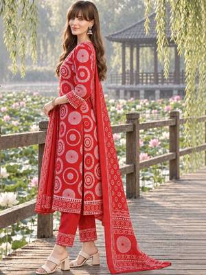 women printed regular  cotton kurta with trousers & with dupatta 3