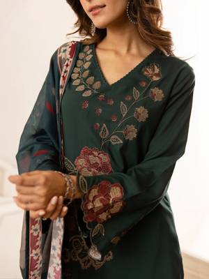 women floral embroidered regular thread work kurta with palazzos & with dupatta 5