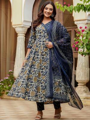 women floral printed panelled  cotton kurta with trousers & with dupatta 1
