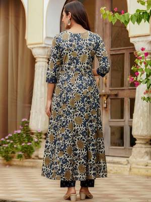women floral printed panelled  cotton kurta with trousers & with dupatta 3