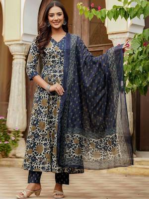 women floral printed panelled  cotton kurta with trousers & with dupatta 6