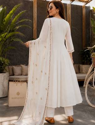 women floral embroidered regular thread work chanderi cotton kurta with trousers & with dupatta 2