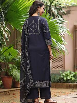 women regular thread work  cotton kurta palazzos with dupatta 2