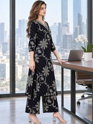 women ethnic motifs printed regular kurta with palazzos 2