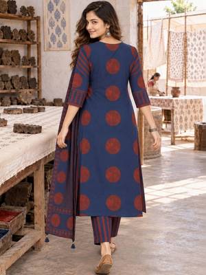 women printed regular  cotton kurta with trousers & with dupatta 4