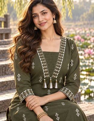 women ethnic motifs embroidered regular thread work  cotton kurta with trousers & with 4