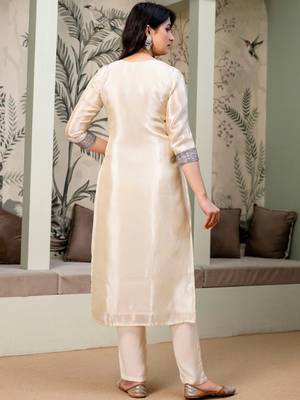 women ethnic motifs embroidered regular thread work kurta with trousers & with dupatta 4