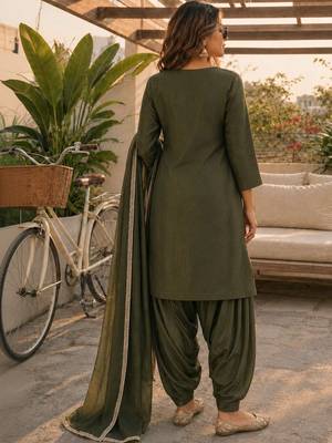 women ethnic motifs regular mirror work kurta with patiala & with dupatta 2