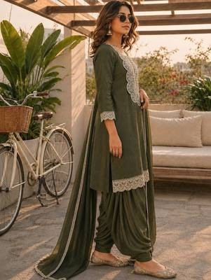 women ethnic motifs regular mirror work kurta with patiala & with dupatta 4