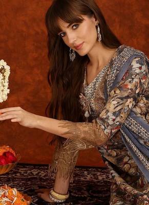 women floral printed regular thread work kurta with trousers & with dupatta 2